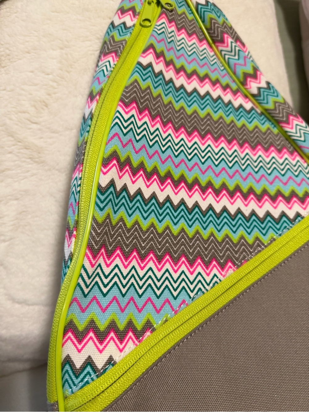 Kavu Paxton Sling Bag with Chevron pattern / signature Rope - Picture 4 of 9